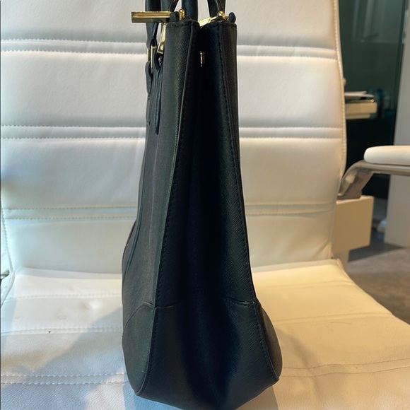 Gorgeous Tory Burch Robinson Tote in Black - Picture 5 of 10